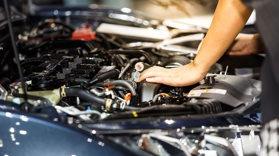 Mains sur un moteur